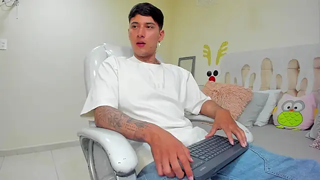 Snapshot of Damian23__ chatting on 2, 1, 2025 Damian23   online show from 2, 1, 2025