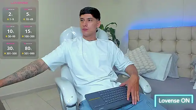 Snapshot of Damian23__ chatting on 2, 2, 2025 Damian23   online show from 2, 2, 2025