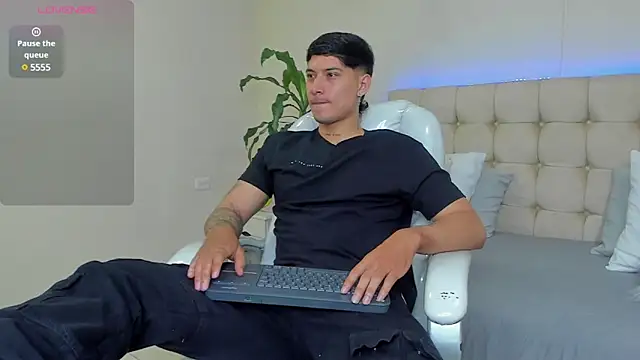 Snapshot of Damian23__ chatting on 4, 2, 2025 Damian23   online show from 4, 2, 2025