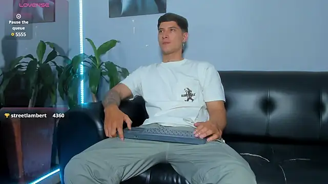 Snapshot of Damian23__ chatting on 8, 2, 2025 Damian23   online show from 8, 2, 2025