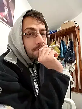 Snapshot of HungEddy chatting on 19, 12, 2024 HungEddy online show from 19, 12, 2024