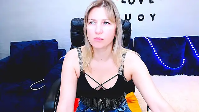 Snapshot of Incredible_Ariela chatting on 7, 10, 2025 Incredible Ariela online show from 7, 10, 2025
