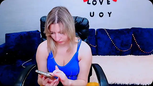 Snapshot of Incredible_Ariela chatting on 9, 10, 2025 Incredible Ariela online show from 9, 10, 2025