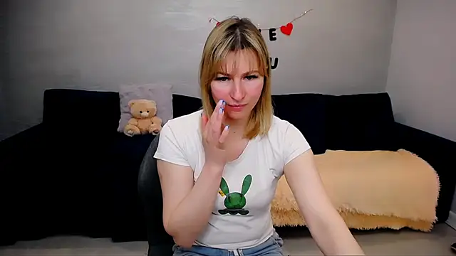Snapshot of Incredible_Ariela chatting on 10, 5, 2026 Incredible Ariela online show from 10, 5, 2026