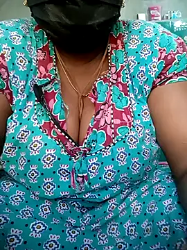 Snapshot of kavinila20 chatting on 5, 2, 2025 kavinila20 online show from 5, 2, 2025