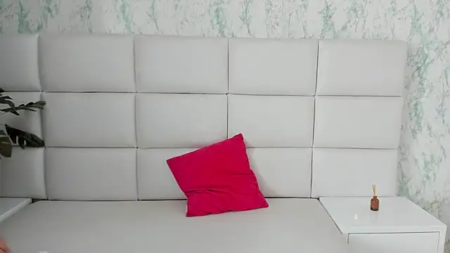 MIA  SAENZ online show from 23, 12, 2024