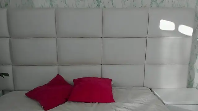 MIA  SAENZ online show from 17, 1, 2025