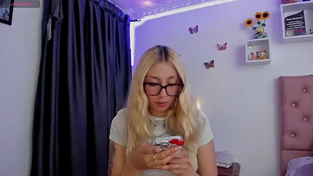 Snapshot of Soffy-brooks chatting on 30, 5, 2026 Soffy-brooks online show from 30, 5, 2026