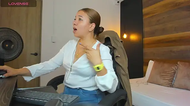 Snapshot of alma_fenix chatting on 17, 9, 2025 alma fenix online show from 17, 9, 2025