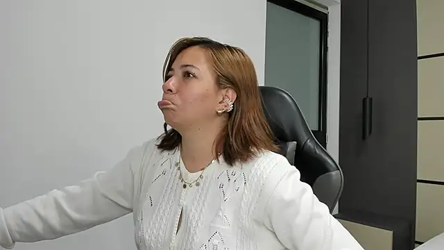 Snapshot of alma_fenix chatting on 1, 10, 2025 alma fenix online show from 1, 10, 2025