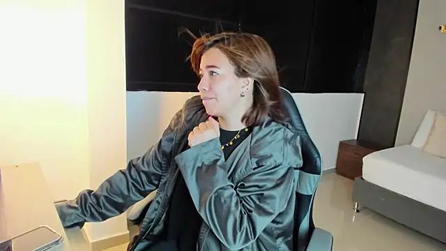 Snapshot of alma_fenix chatting on 13, 10, 2025 alma fenix online show from 13, 10, 2025