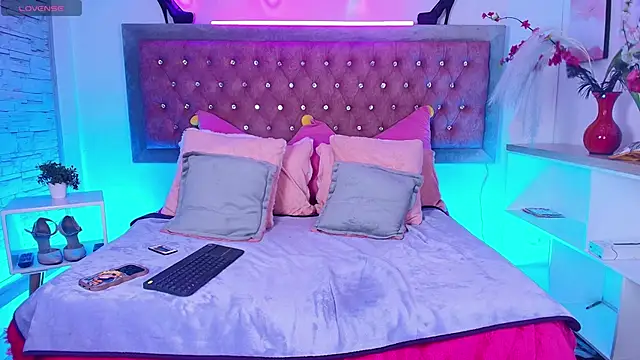 EmmaWilder online show from 12, 11, 2025