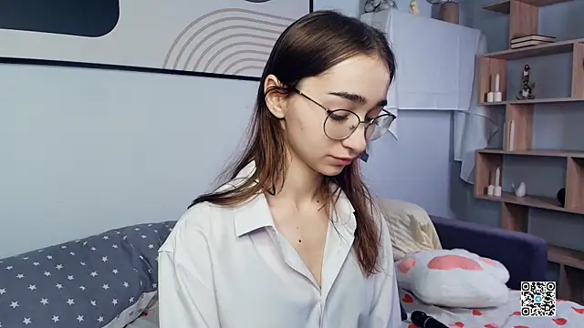 PollyBeev online show from 25, 10, 2025