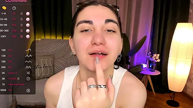 hannacheekss  online show from 4, 12, 2024