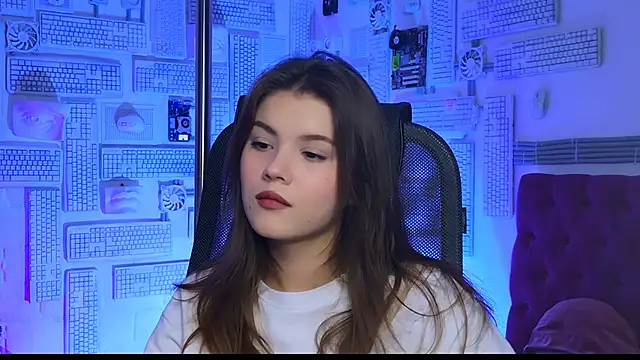 EvaThopson online show from 5, 1, 2025