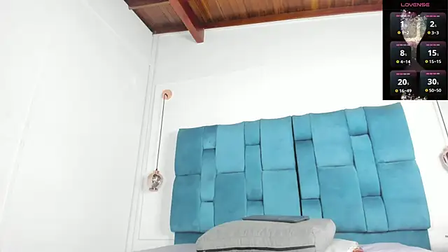 mia  fernandez online show from 18, 11, 2025