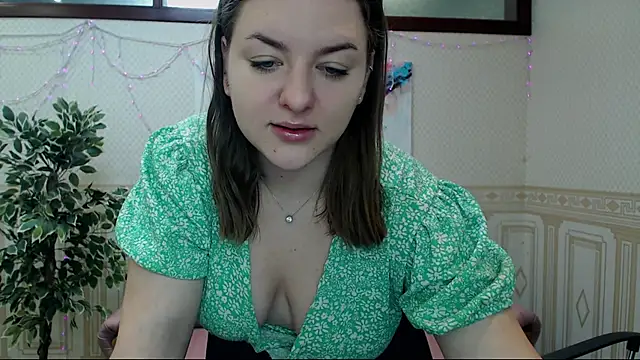 Snapshot of Helen_Elliot chatting on 2, 2, 2025 Helen Elliot online show from 2, 2, 2025