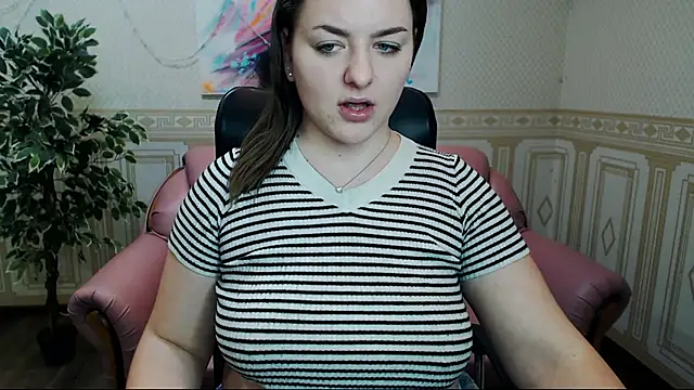 Snapshot of Helen_Elliot chatting on 5, 2, 2025 Helen Elliot online show from 5, 2, 2025