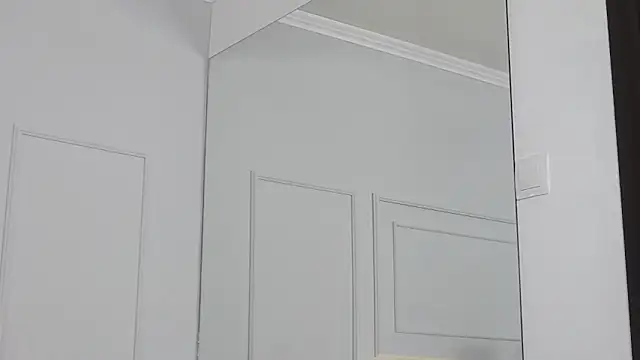 LeilaLow online show from 9, 1, 2025