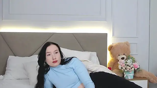 LeilaLow online show from 25, 2, 2025