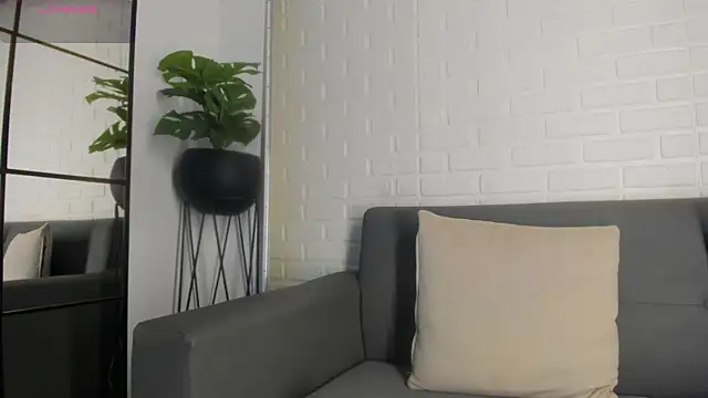 Snapshot of karina_gomez_18 chatting on 1, 3, 2025 karina gomez 18 online show from 1, 3, 2025