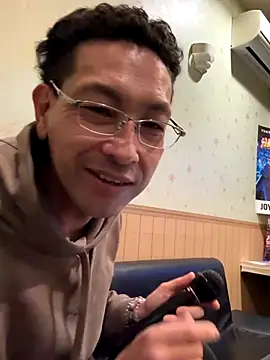 Snapshot of Hideen-real-face chatting on 30, 10, 2025 Hideen-real-face online show from 30, 10, 2025