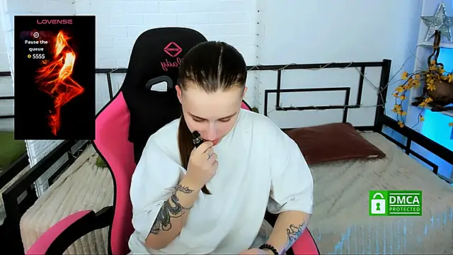 Dolly  Queen  online show from 19, 12, 2024