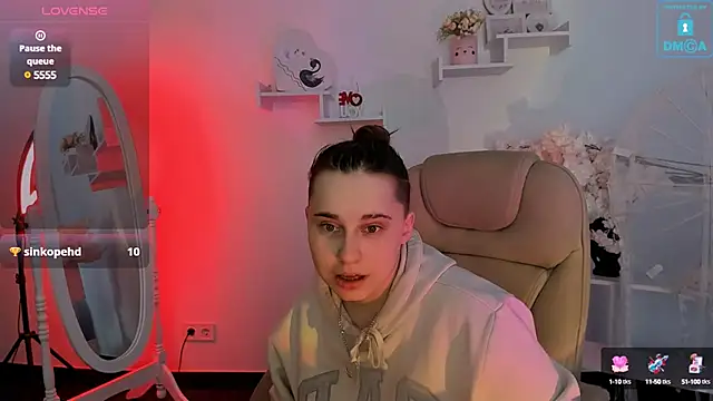 Dolly  Queen  online show from 8, 2, 2025