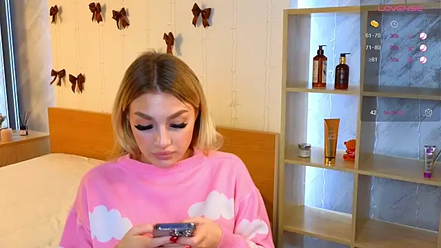 Ella Milla online show from 25, 12, 2024