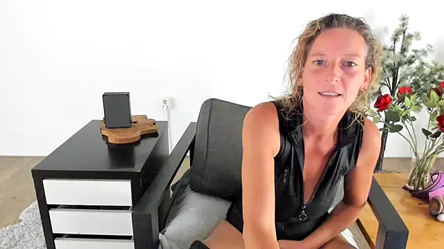 Snapshot of MendiPetite chatting on 11, 9, 2025 MendiPetite online show from 11, 9, 2025