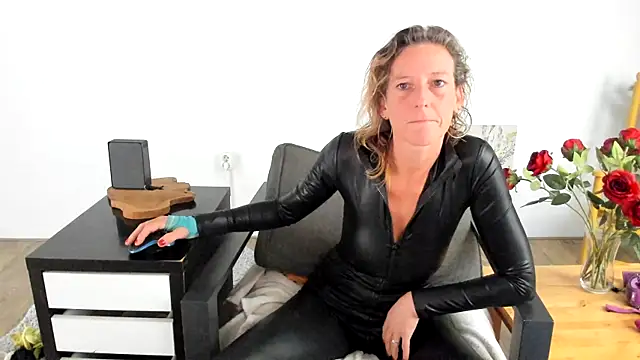 Snapshot of MendiPetite chatting on 6, 10, 2025 MendiPetite online show from 6, 10, 2025