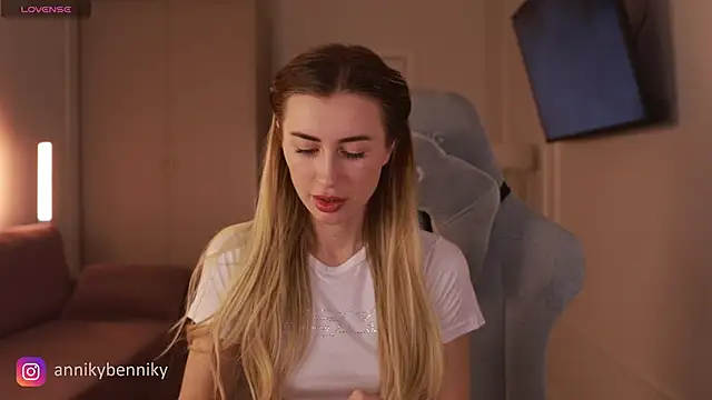 Coconutkittyy online show from 7, 3, 2025