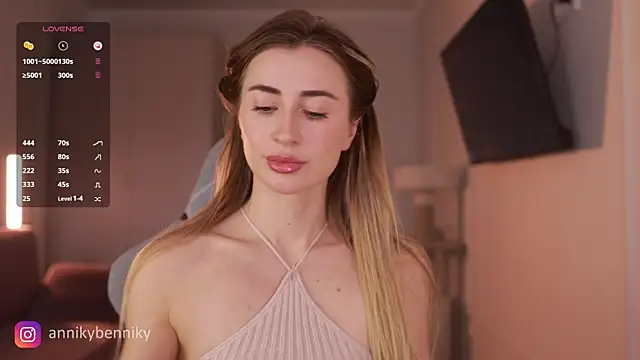 Coconutkittyy online show from 9, 3, 2025