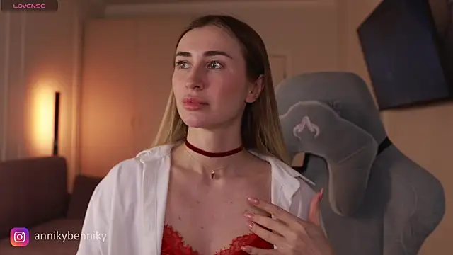 Coconutkittyy online show from 15, 3, 2025