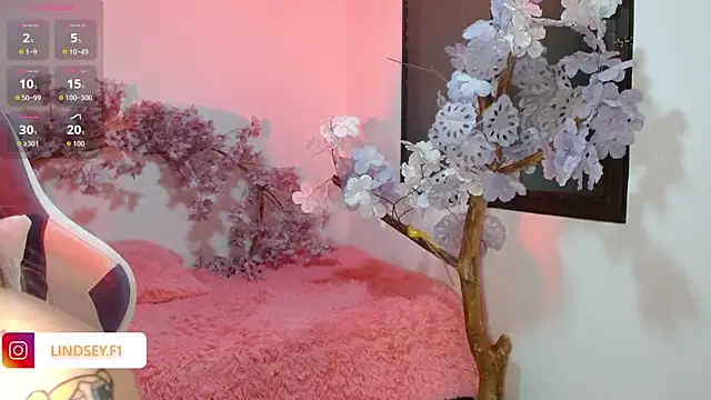 Snapshot of NaomiFox1 chatting on 22, 10, 2025 NaomiFox1 online show from 22, 10, 2025