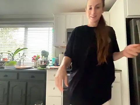 Snapshot of MissSwitch chatting on 1, 11, 2025 MissSwitch online show from 1, 11, 2025