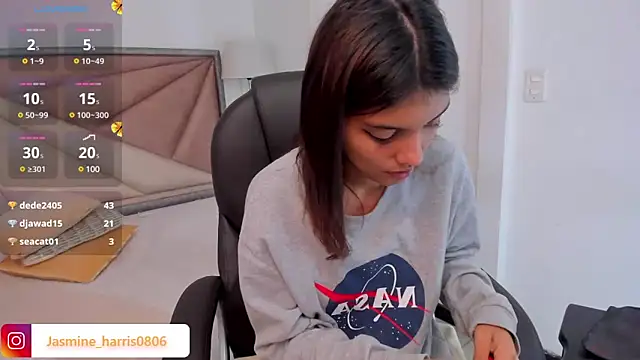 Snapshot of JasmineHarris chatting on 5, 2, 2025 JasmineHarris online show from 5, 2, 2025