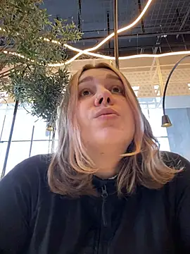 Snapshot of SuzieMurray chatting on 4, 3, 2025 SuzieMurray online show from 4, 3, 2025