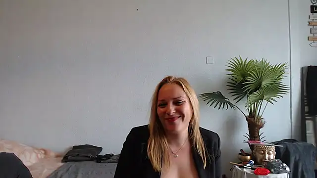 Doucelouve9 online show from 19, 2, 2025