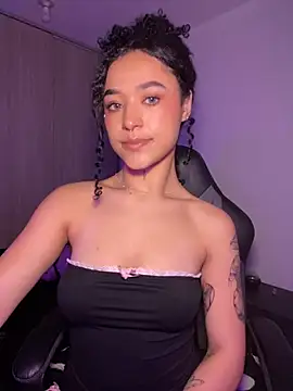 Crystal Dluna online show from 3, 11, 2025