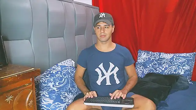 Snapshot of beautiful_james chatting on 4, 12, 2024 beautiful james online show from 4, 12, 2024