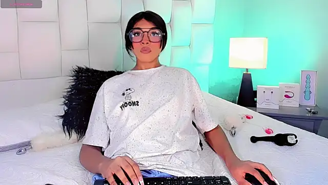 Snapshot of ValentinaMarinn chatting on 5, 3, 2025 ValentinaMarinn online show from 5, 3, 2025