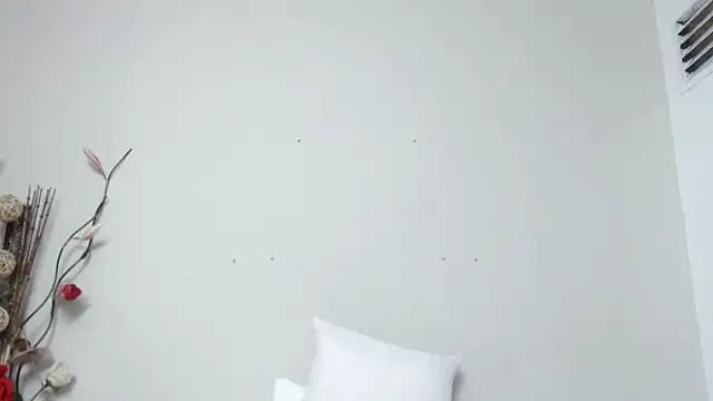 Nicol Love0 online show from 31, 1, 2025