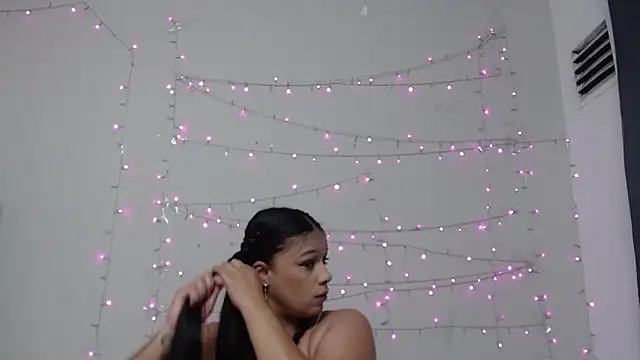 Nicol Love0 online show from 14, 3, 2025