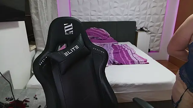 AmazingCurvy online show from 1, 1, 2025