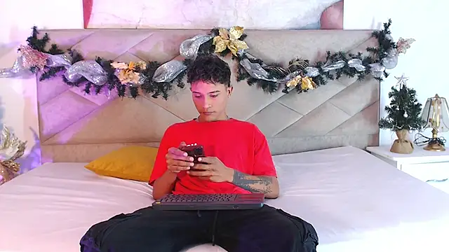 Snapshot of Edward_Milleer chatting on 7, 12, 2024 Edward Milleer online show from 7, 12, 2024