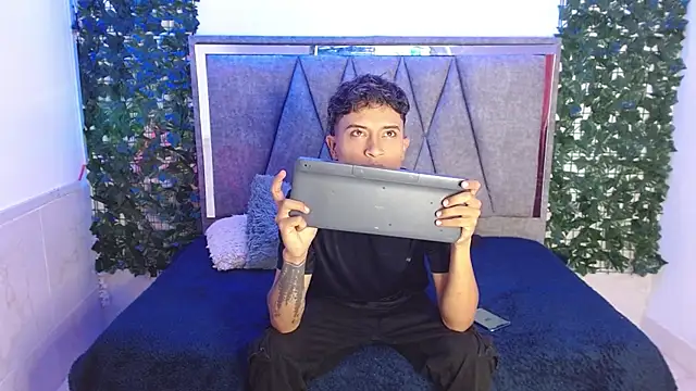 Snapshot of Edward_Milleer chatting on 13, 12, 2024 Edward Milleer online show from 13, 12, 2024