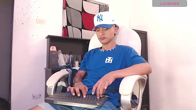 Snapshot of Edward_Milleer chatting on 12, 9, 2025 Edward Milleer online show from 12, 9, 2025