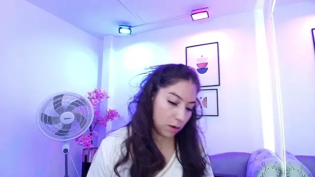 Snapshot of Ema_louis_ chatting on 17, 6, 2026 Ema louis online show from 17, 6, 2026