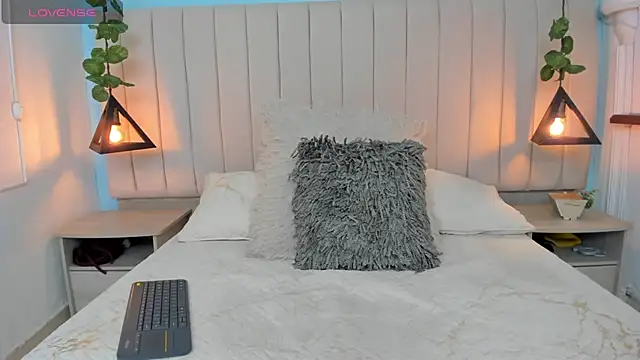 JulianaWaldo online show from 16, 2, 2025